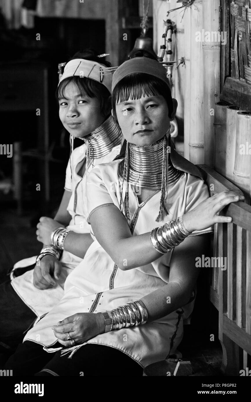 Die KAYAN sind eine TIBETO-BURMAN Untergruppe der roten KAREN bekannt für das Dehnen Hälse mit Metallringen - MYANMAR Stockfoto
