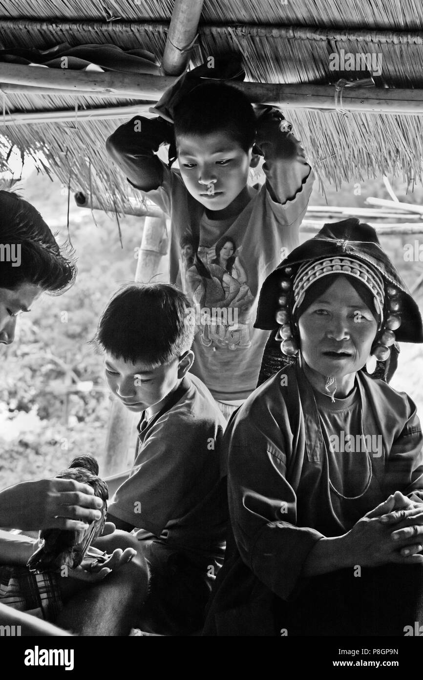 Frauen Der akha Stamm tragen mit prächtigem Kopfschmuck aus Perlen, Silbermünzen und Hand gewebt Baumwolle - Dorf in der Nähe von kengtung oder KYAINGTONG, MYANMAR Stockfoto