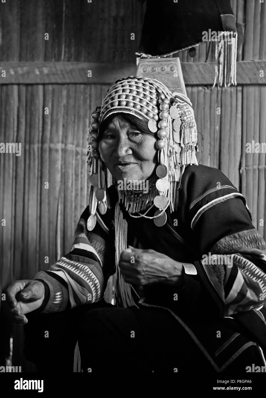 Frauen Der akha Stamm tragen mit prächtigem Kopfschmuck aus Perlen, Silbermünzen und Hand gewebt Baumwolle - Dorf in der Nähe von kengtung oder KYAINGTONG - MYANMAR Stockfoto