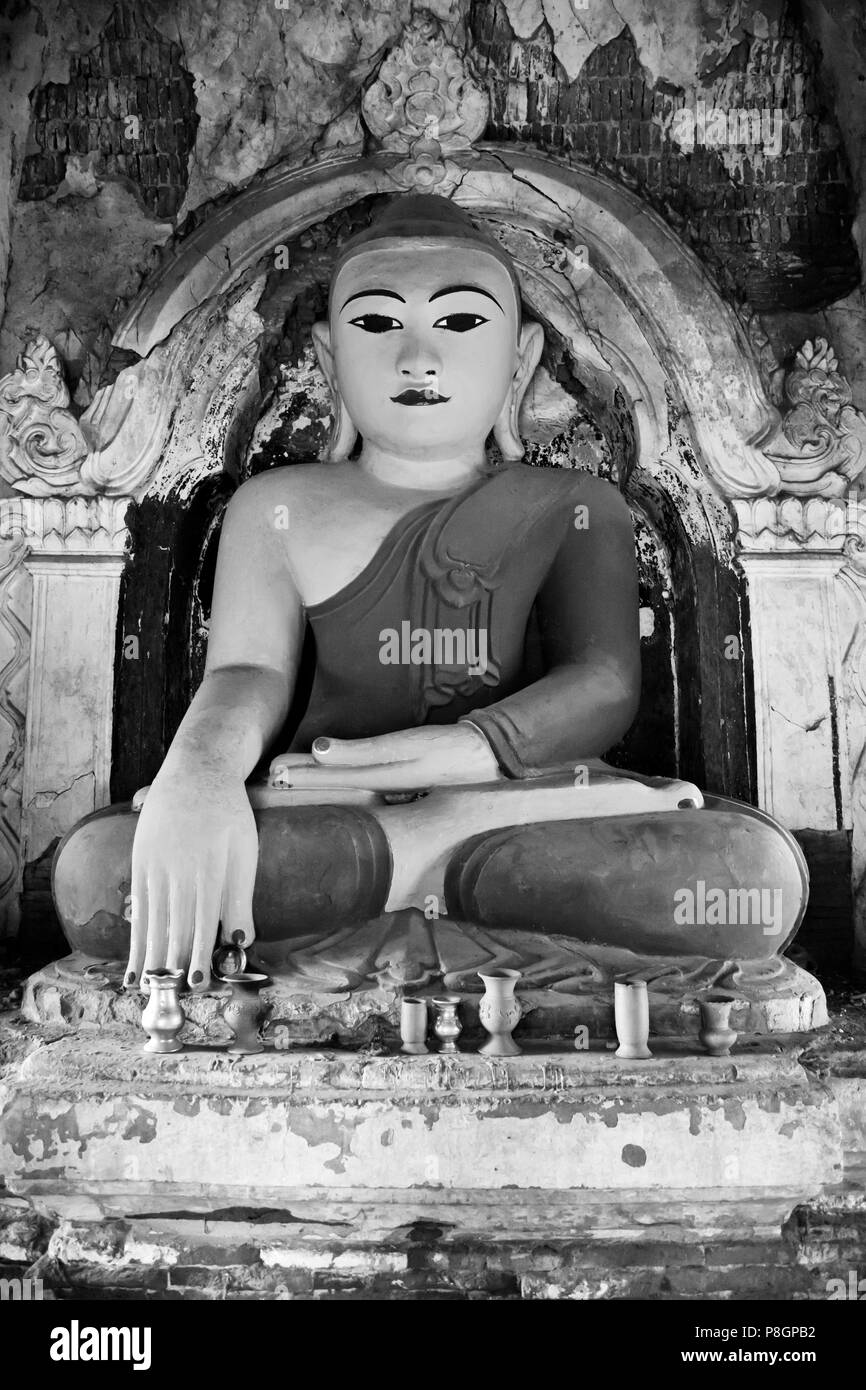 BUDDHA-STATUE in der TAUNG MIN GYI Pagode Komplex in AMARAPURA der alten königlichen Hauptstadt 11 Kilometer von MANDALAY - MYANMAR Stockfoto