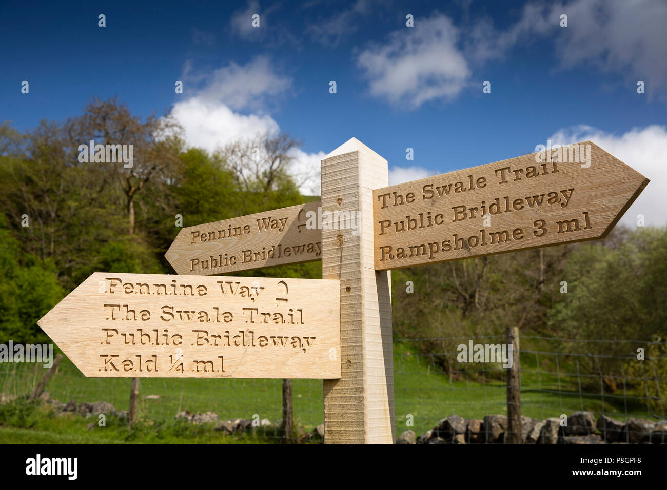 Das VEREINIGTE KÖNIGREICH, England, Yorkshire, Swaledale, Keld, neue Holz- Pennine Way und Vertiefungen Trail Wanderweg Wegweiser Stockfoto