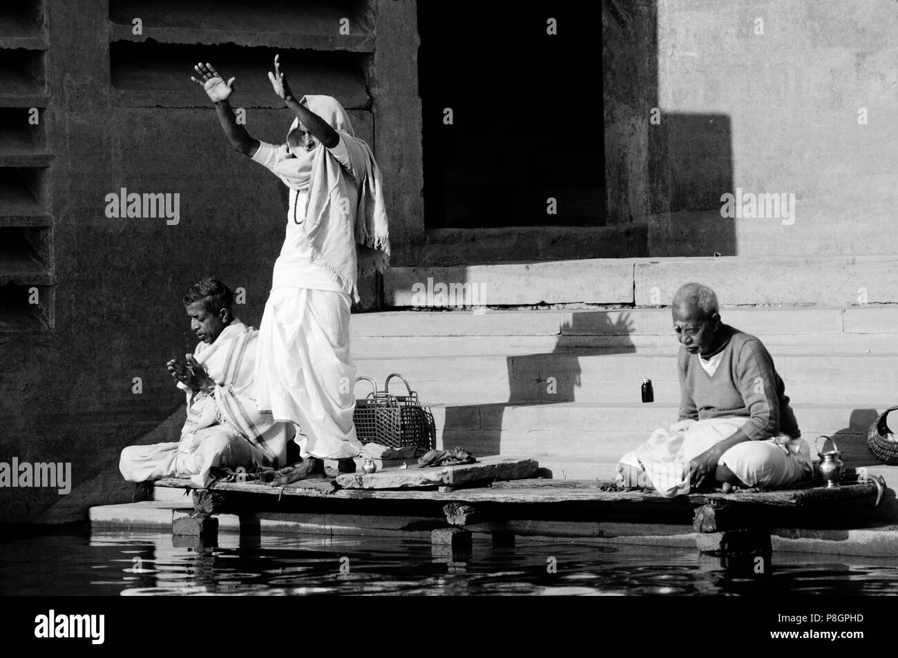 HINDU Männer beten und spirituelle Waschungen durchführen, indem Sie die Seite des Ganges - VARANASI (Benares), Indien Stockfoto