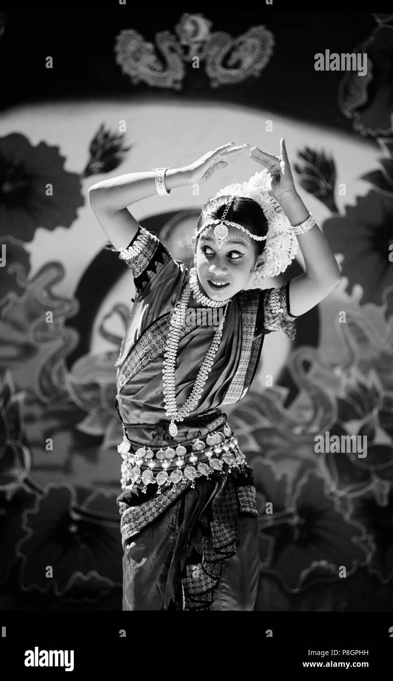 Ein indisches Mädchen in einem grünen Sari und traditionellen Schmuck führt eine traditionelle hinduistische Tanz - Indien Stockfoto