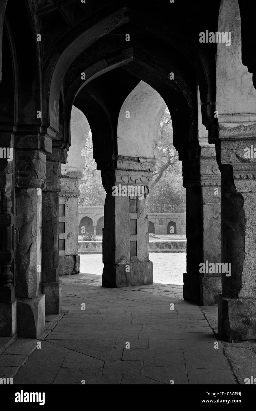 Stein Säulen stützen das Grab von ISA KHAN auf dem Gelände des Humayun's Grabmal - Neu Delhi, Indien Stockfoto