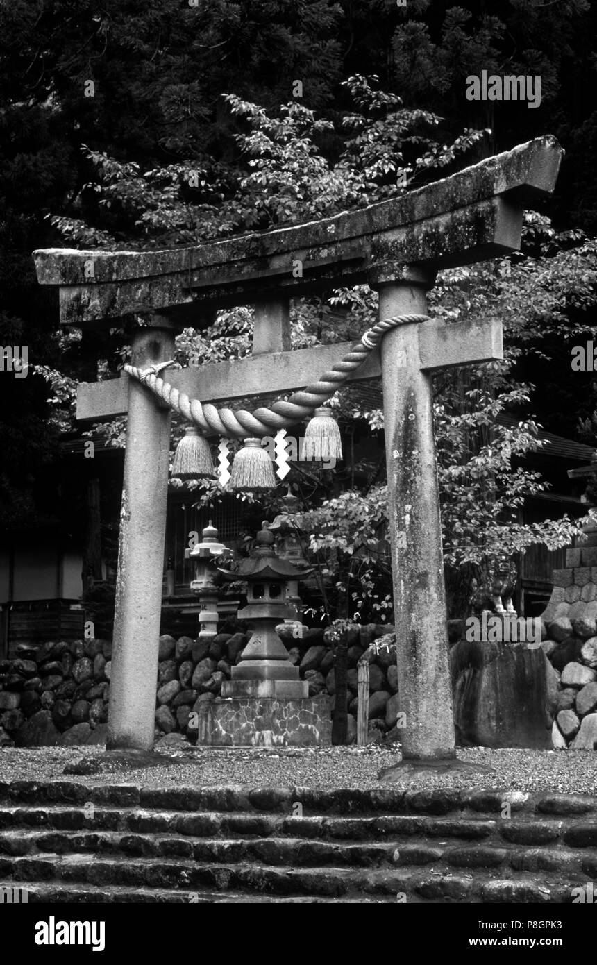 Ein TORI GATE, das Teil eines HACHIMAN JINGO SCHREIN (SHINTO) - OGAMACHI, JAPAN Stockfoto