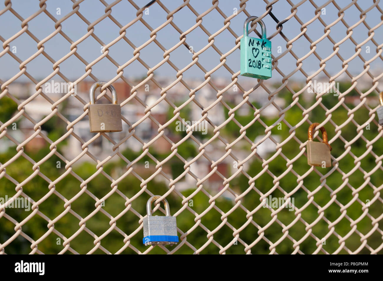 Schlösser, ein Paare Liebe für eine andere Kette Zaun ist eine Brücke in Pittsburgh, Pennsylvania, USA Mit einem unscharfen Hintergrund Stockfoto