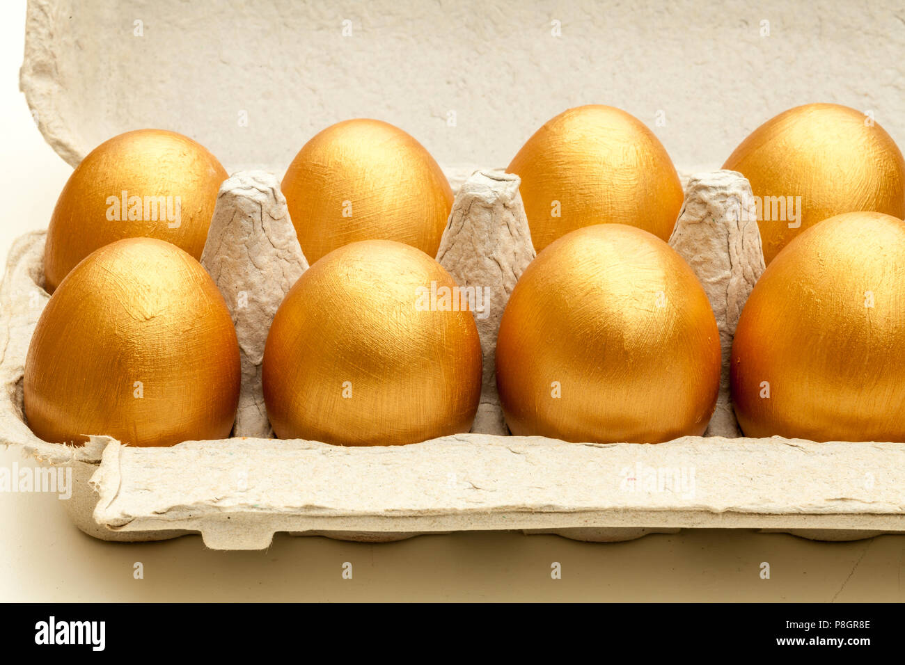 Hand gemalte goldene Eier in einem Ei Karton Stockfoto