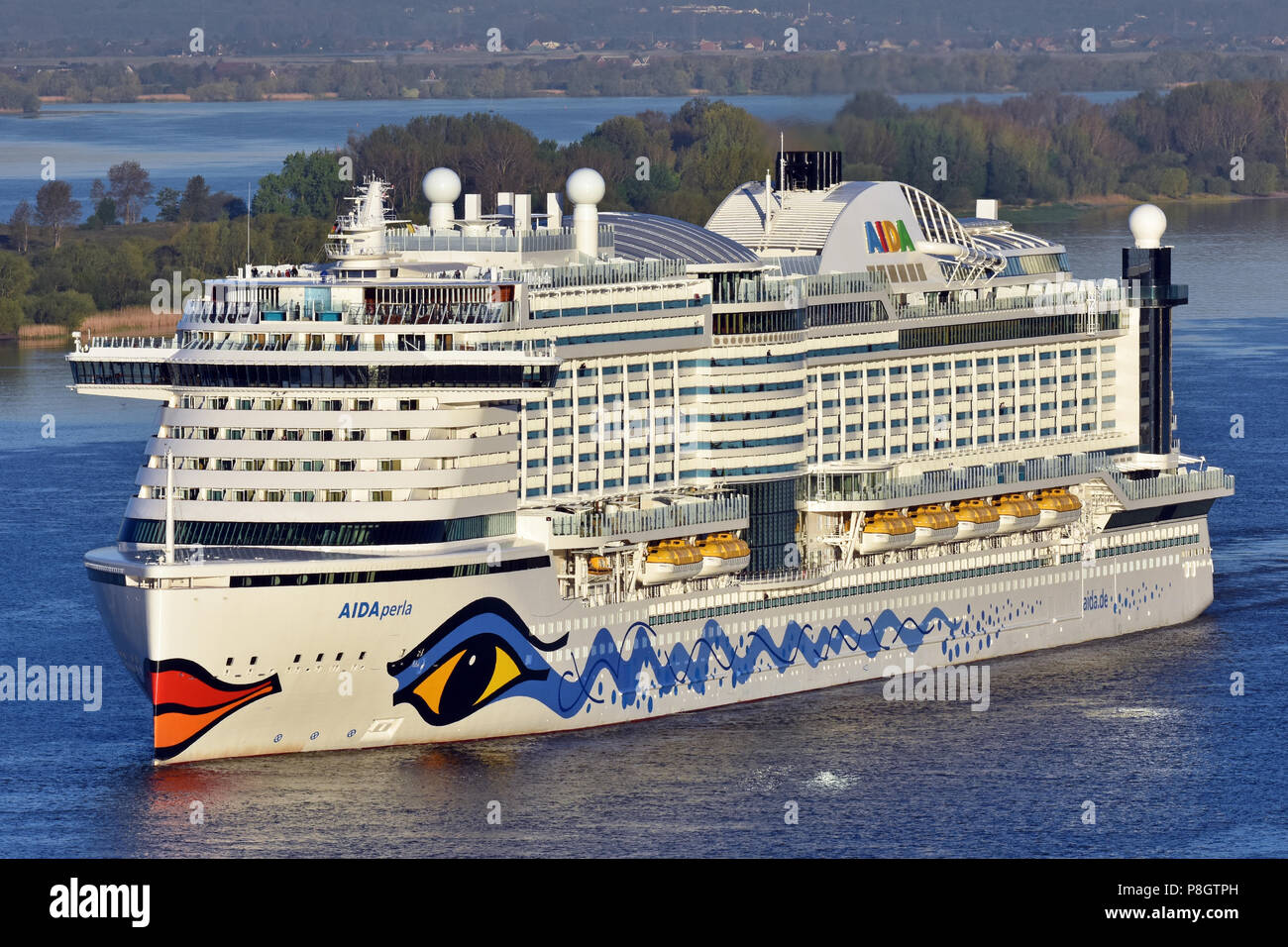 AIDAperla kommt in Hamburg in den frühen Morgenstunden ...