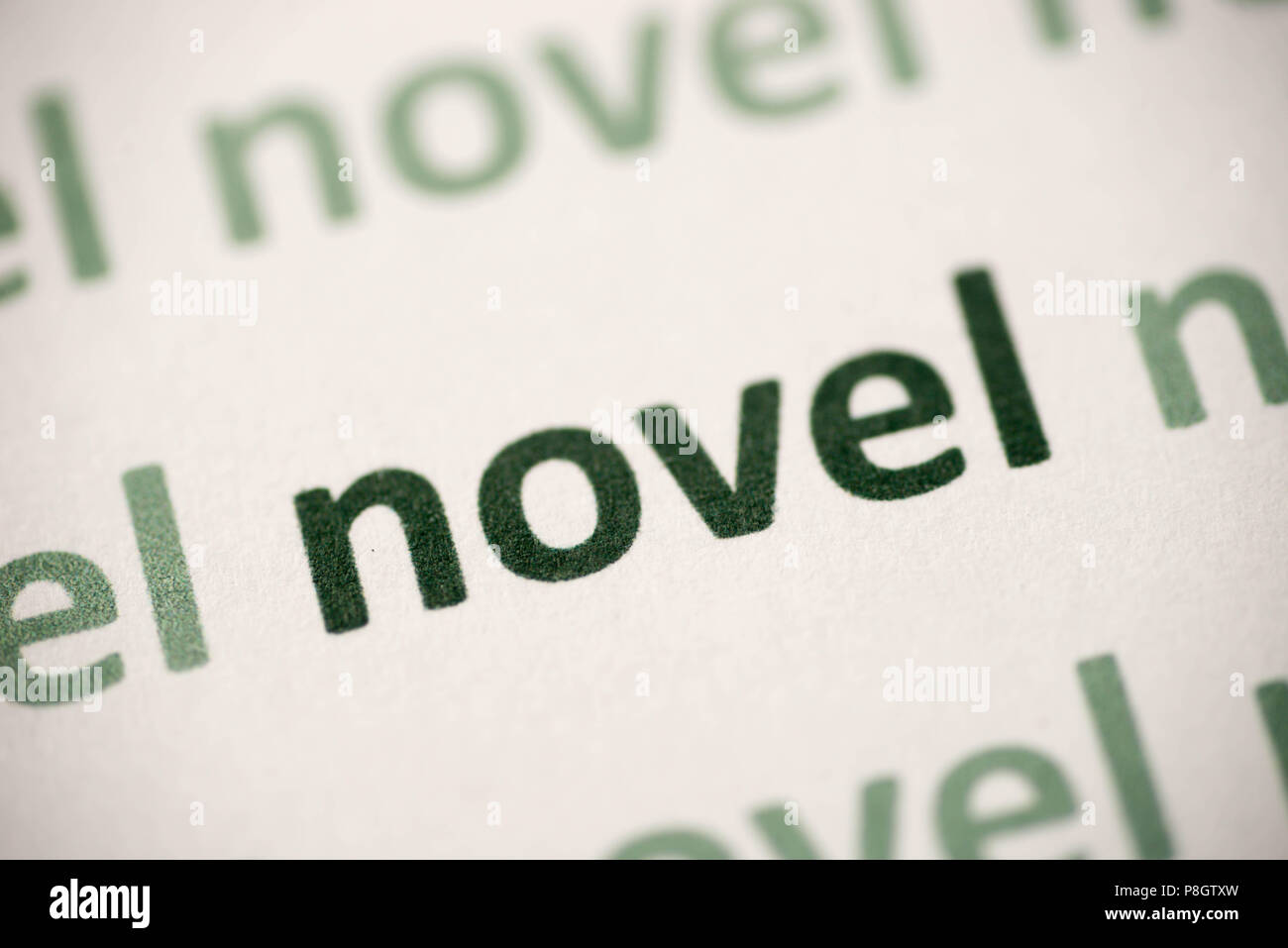 Wort roman auf weißem Papier Makro gedruckt Stockfoto