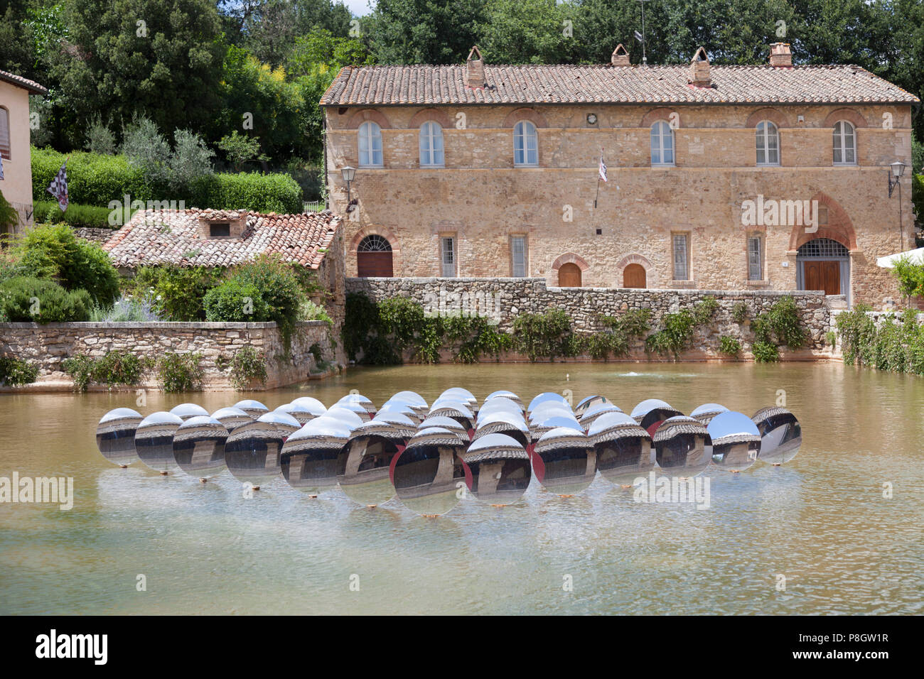 Bagno Vignoni (Toskana, Italien). Da die Römer, dieser Weiler die alte Hot Water Pool umgibt, bekannt. Le Bain Vignoni (Toscane - Italie). Stockfoto