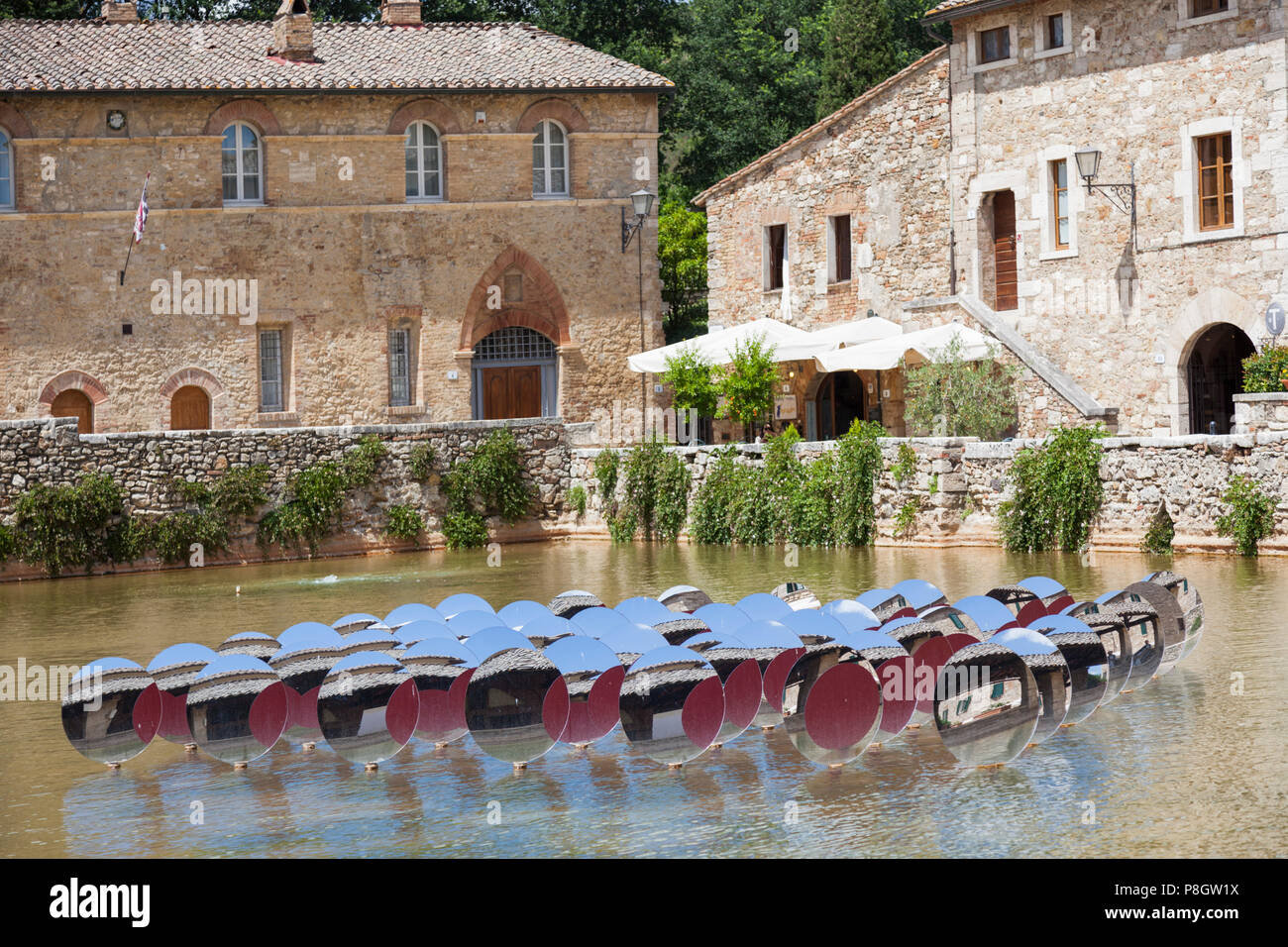 Bagno Vignoni (Toskana, Italien). Da die Römer, dieser Weiler die alte Hot Water Pool umgibt, bekannt. Le Bain Vignoni (Toscane - Italie). Stockfoto