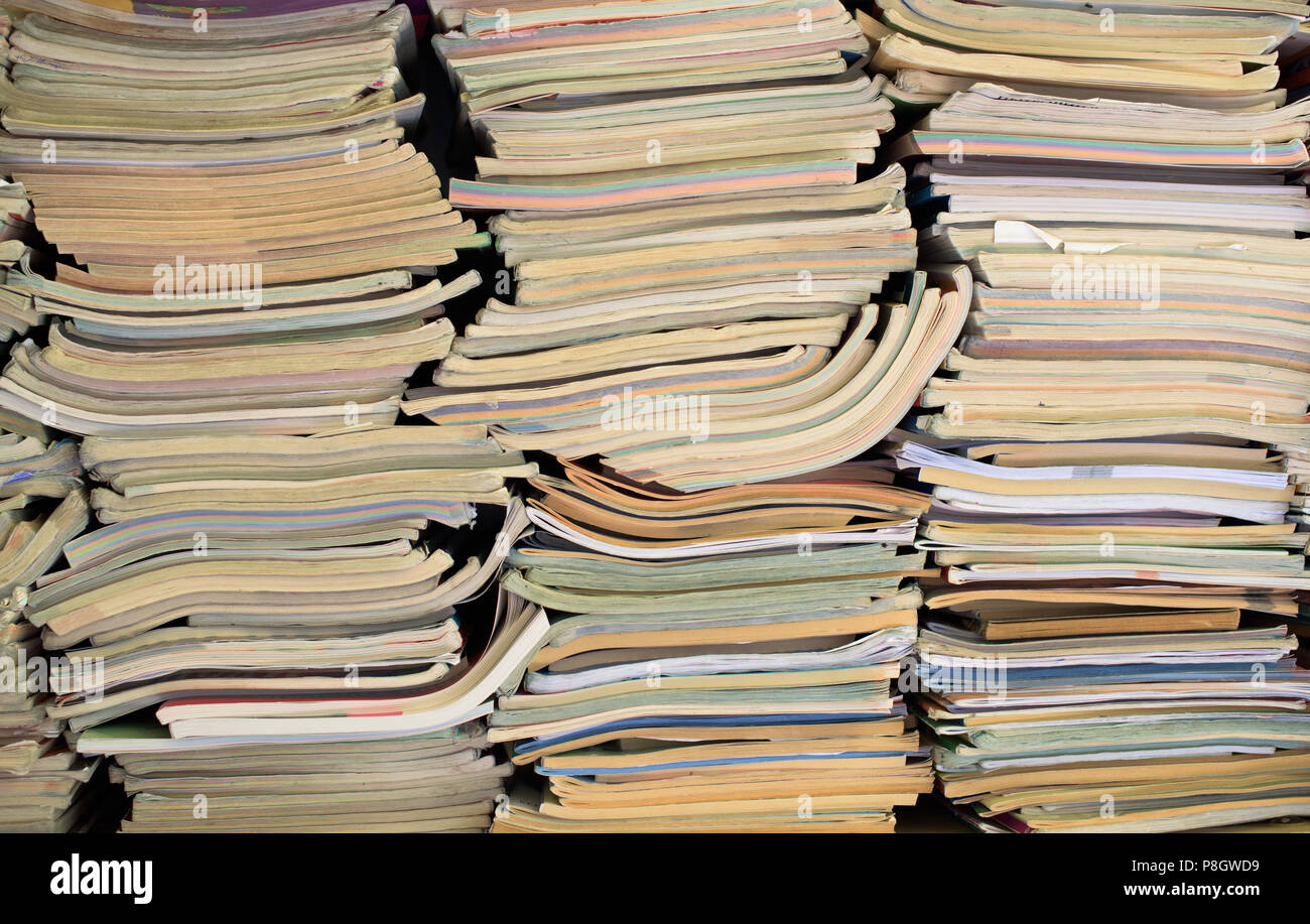 Viele alte Bücher - Drei colomns Stockfoto