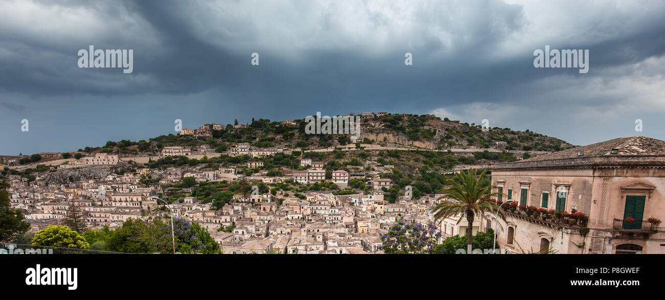MODICA, Sizilien, Italien, 19. JUNI 2018: Blick von der Barockstadt Modica vom Duomo von San Giorgio, 19. Juni 2018, in Modica, Sizilien, Italien Stockfoto