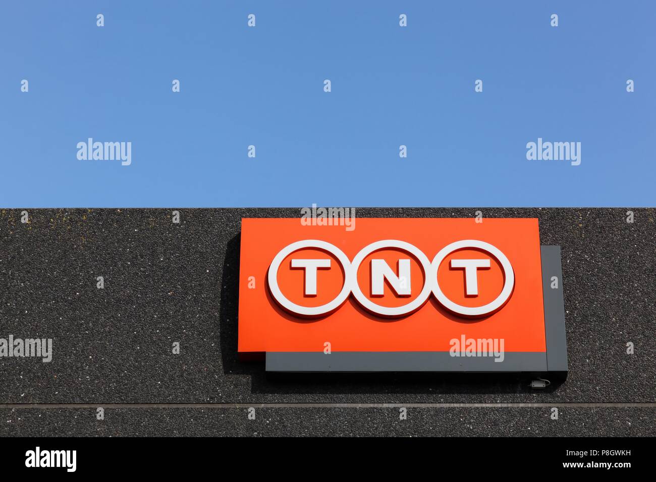 Kolding, Dänemark - 28. Februar 2016: TNT logo Schild an einer Fassade. TNT ist ein internationaler Express-, Post- und Logistikdienstleistungen. Das Unternehmen Stockfoto
