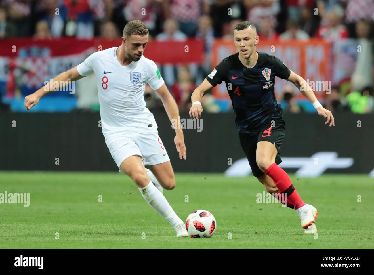 Moskau, Russland - 11. Juli: Ivan Perisic (R) von Kroatien und Jordanien Henderson von England wetteifern um die Kugel während der FIFA WM 2018 Russland Semi Final Match zwischen England und Kroatien bei Luzhniki Stadion am 11. Juli 2018 in Moskau, Russland. MB Media Stockfoto