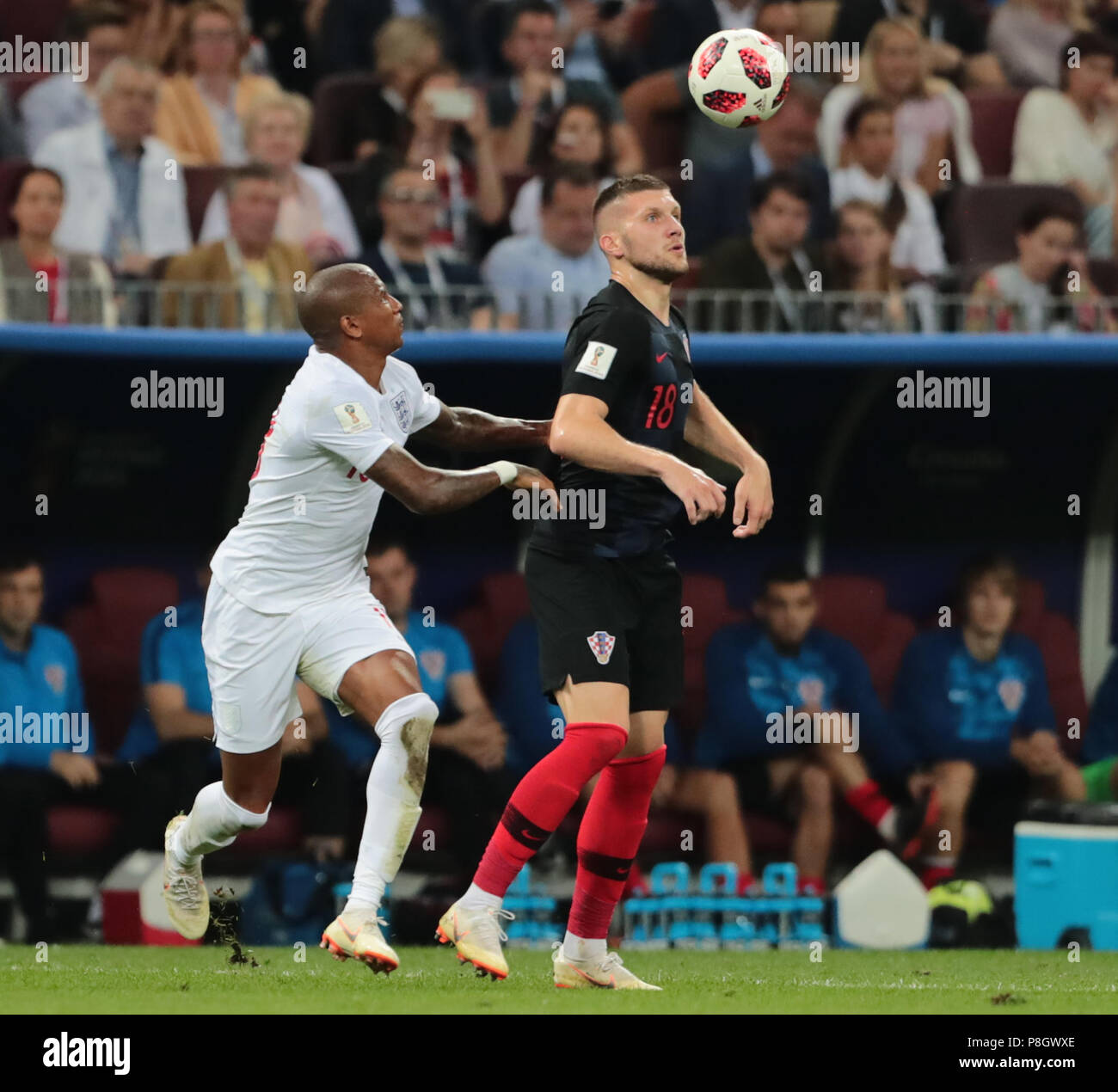 Moskau, Russland - 11. Juli: Ante Rebic (R) von Kroatien und Ashley Young von England wetteifern um die Kugel während der FIFA WM 2018 Russland Semi Final Match zwischen England und Kroatien bei Luzhniki Stadion am 11. Juli 2018 in Moskau, Russland. MB Media Stockfoto