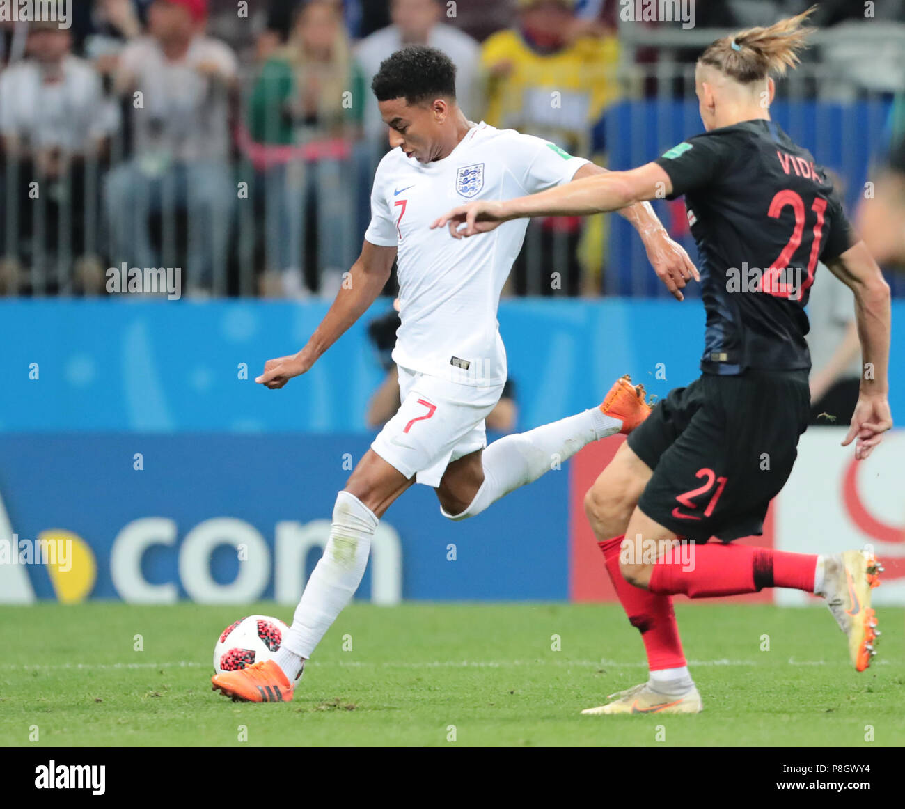 Moskau, Russland - 11. Juli: domagoj Vida (R) von Kroatien und Jesse Lingard von England wetteifern um die Kugel während der FIFA WM 2018 Russland Semi Final Match zwischen England und Kroatien bei Luzhniki Stadion am 11. Juli 2018 in Moskau, Russland. MB Media Stockfoto