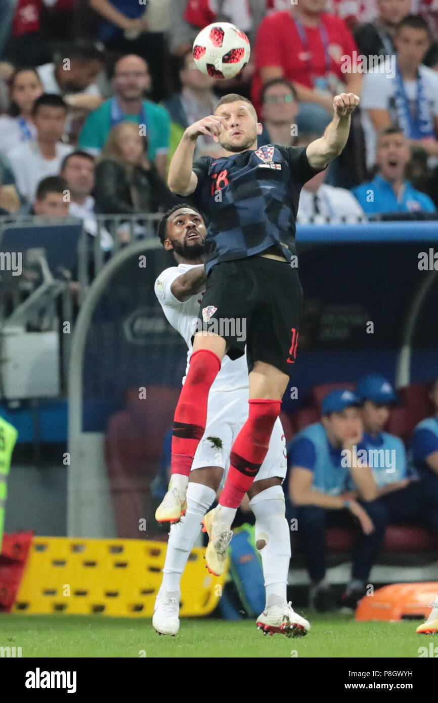 Moskau, Russland - 11. Juli: Ante Rebic (R) von Kroatien und Danny Rose von England wetteifern um die Kugel während der FIFA WM 2018 Russland Semi Final Match zwischen England und Kroatien bei Luzhniki Stadion am 11. Juli 2018 in Moskau, Russland. MB Media Stockfoto