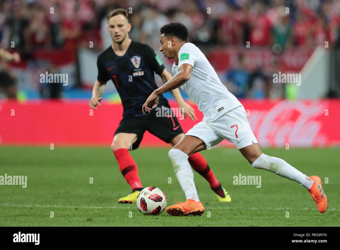 Moskau, Russland - Juli 11: Jesse Lingard (R) von England und Ivan Rakitic zu Kroatien wetteifern um die Kugel während der FIFA WM 2018 Russland Semi Final Match zwischen England und Kroatien bei Luzhniki Stadion am 11. Juli 2018 in Moskau, Russland. MB Media Stockfoto