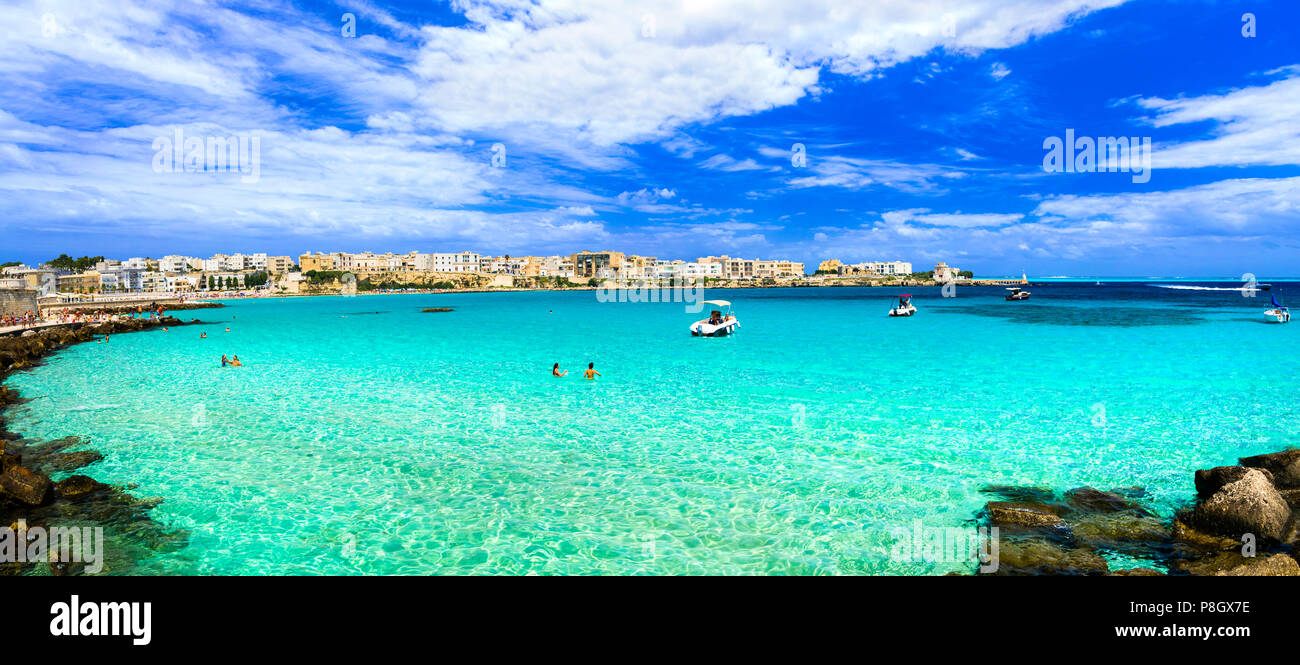 Wunderschöne Stadt Otranto, Aussicht tourquise Meer und Häuser, Puglia, Salento, Italien. Stockfoto