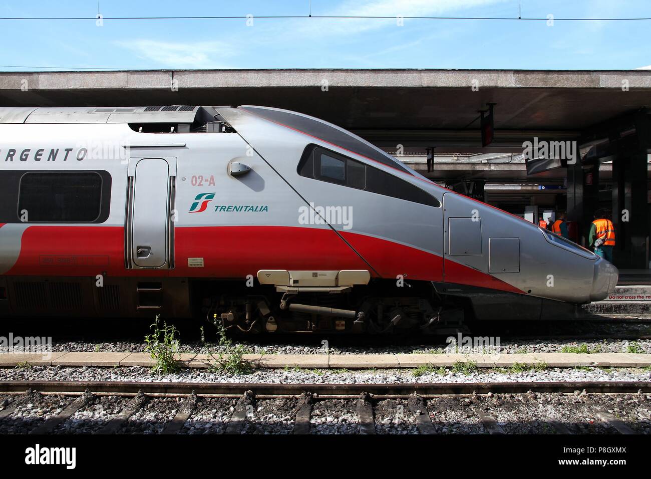 Rom - APRIL 9: Arbeitnehmer prüfen Trenitalia schnellen Bahn am 9. April 2012 im Bahnhof Termini, Rom. Trenitalia ist Teil der Gruppe FS (Ferrovie dello Stato) Stockfoto