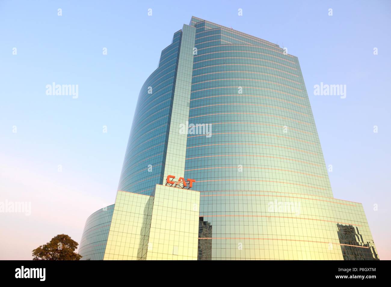 BANGKOK, THAILAND - Dezember 21, 2013: CAT Telecom Gebäude in Bangkok. CAT Telecom ist ein TK-Infrastruktur Unternehmen mit mehr als 5,00 Stockfoto