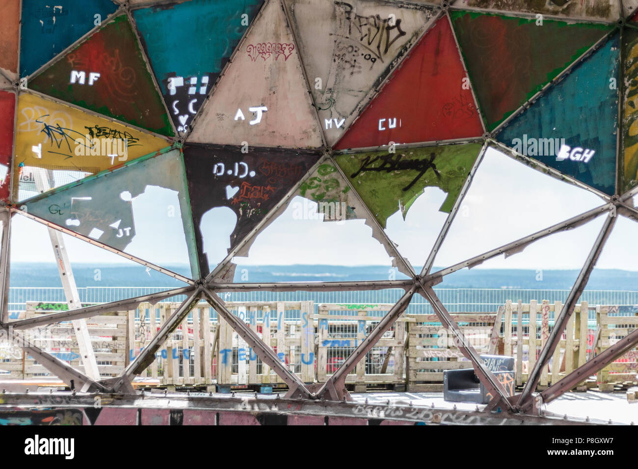 BErlin, Deutschland - Juli 2017: Innerhalb der abgebrochenen NSA Field Station/listening Station auf Teufelsberg in Berlin Ruine, Deutschland Stockfoto