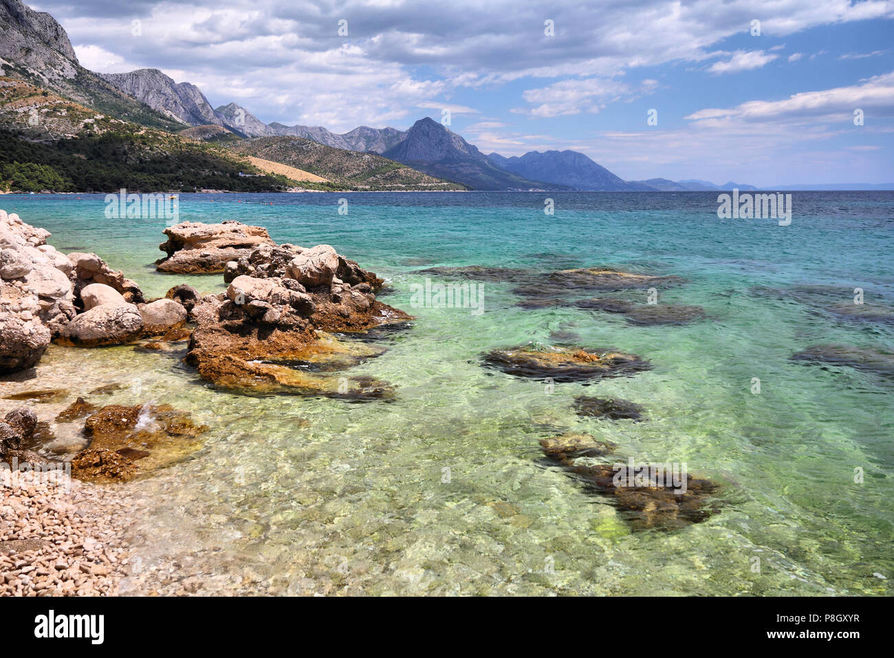 Kroatien - wunderschöne mediterrane Küste Landschaft in Dalmatien. Zivogosce Strand - Adria. Stockfoto