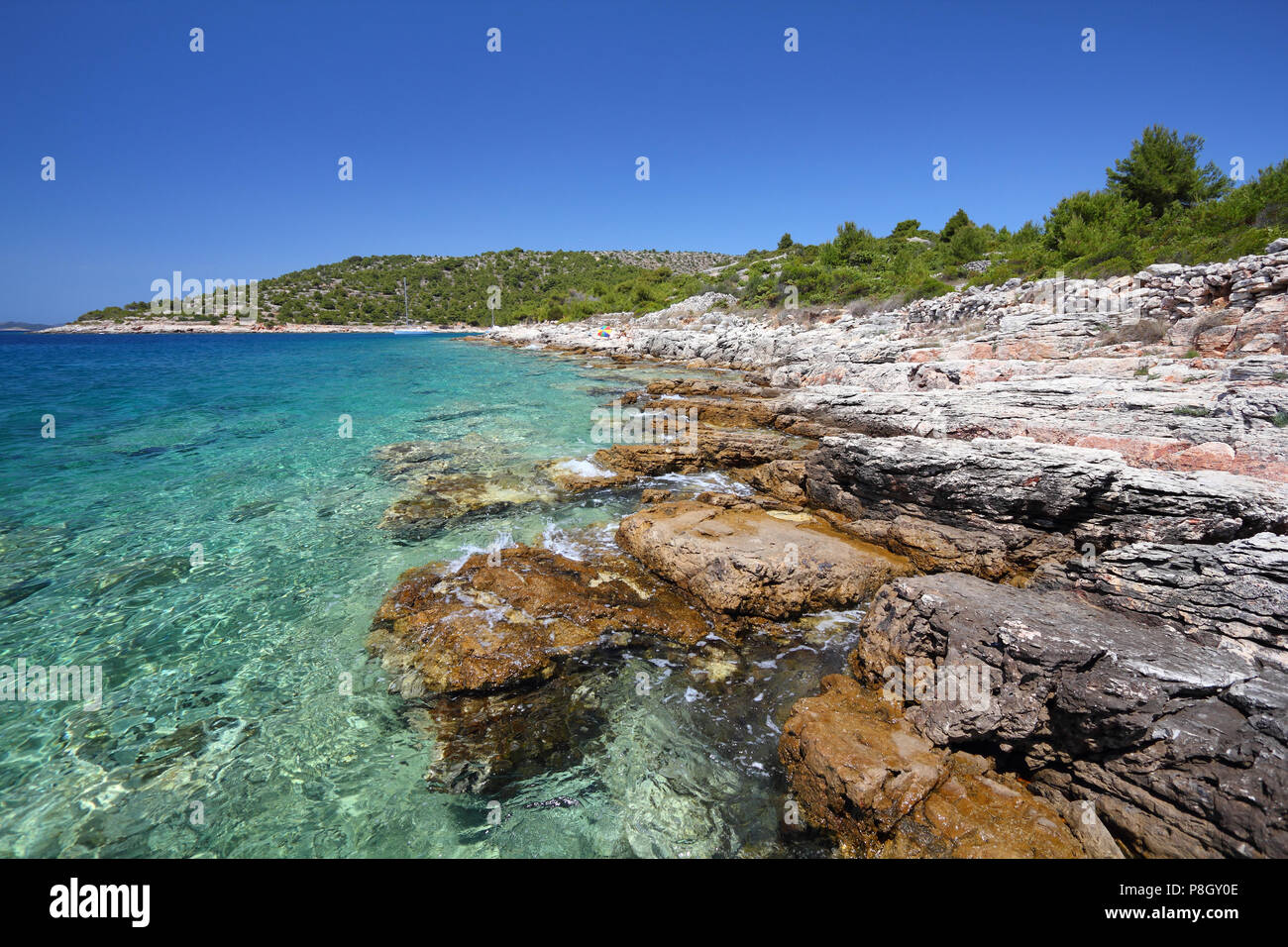Kroatien - schönen mediterranen Küstenlandschaft in Dalmatien. Murter Insel Strand - Adria. Stockfoto