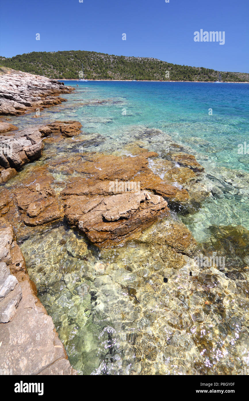 Kroatien - schönen mediterranen Küstenlandschaft in Dalmatien. Murter Insel Strand - Adria. Stockfoto