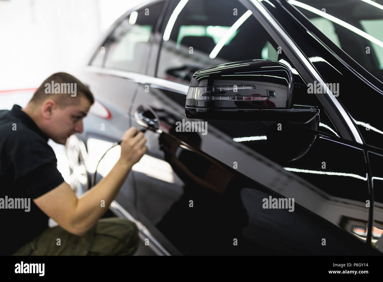 Von Autoteilen - Arbeiter mit orbital Polierer in der Werkstatt. Stockfoto