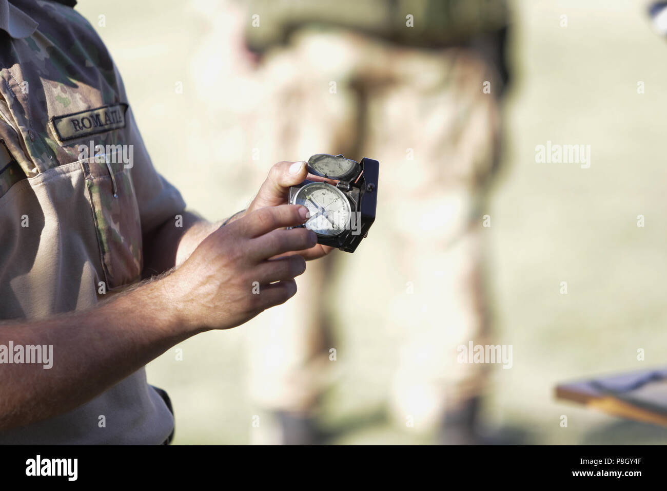 Rumänische Militärs mit Kompass auf Drill camp Scout Stockfoto