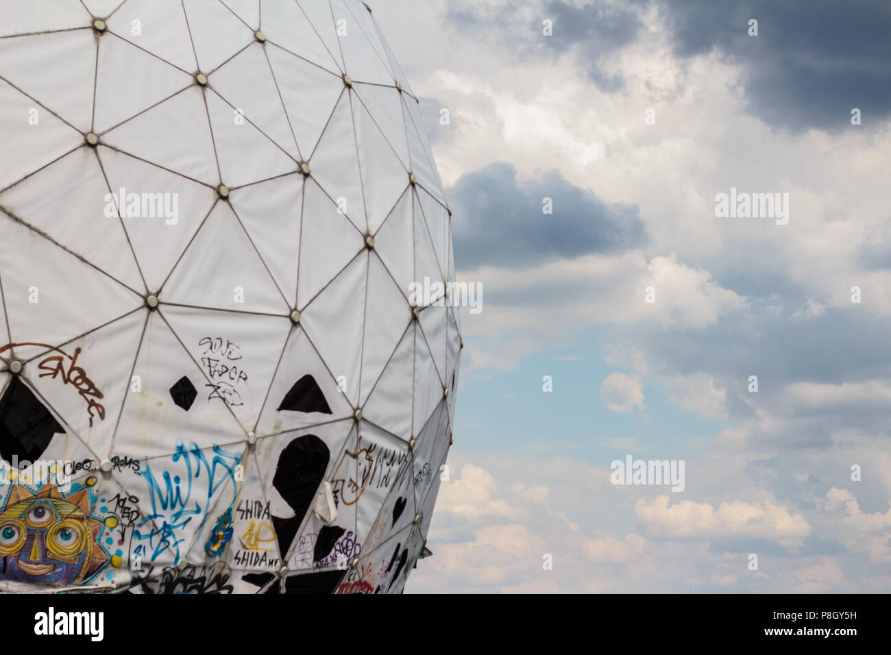 BErlin, Deutschland - Juli 2017: Radar Dome/Radom an verlassenen NSA hören Station auf Teufelsberg in Berlin, Deutschland Stockfoto