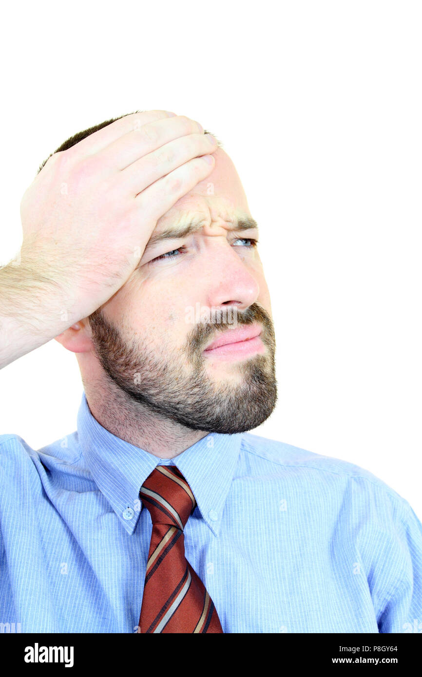 Migräne - Geschäftsmann in den Schmerz. Junge Erwachsene in der Nähe von seinem 30s - Porträt vor weißem Hintergrund. Kurzhaarige männlich. Stockfoto