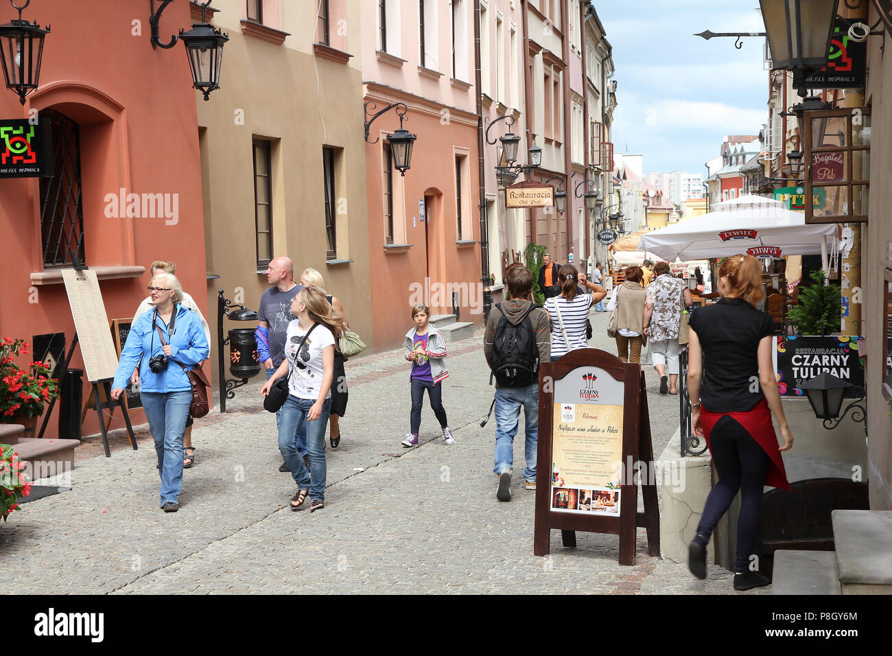 LUBLIN, Polen - 10. August: Touristen besuchen Sie die Altstadt am 10. August in Lublin, Polen 2011. Nach Tourismus Institut, fast 2 Millionen ausländischen Stockfoto