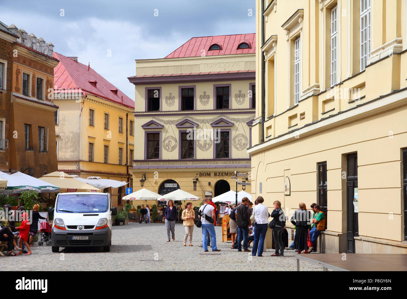 LUBLIN, Polen - 10. August: Touristen besuchen Sie die Altstadt am 10. August in Lublin, Polen 2011. Nach Tourismus Institut, fast 2 Millionen ausländischen Stockfoto