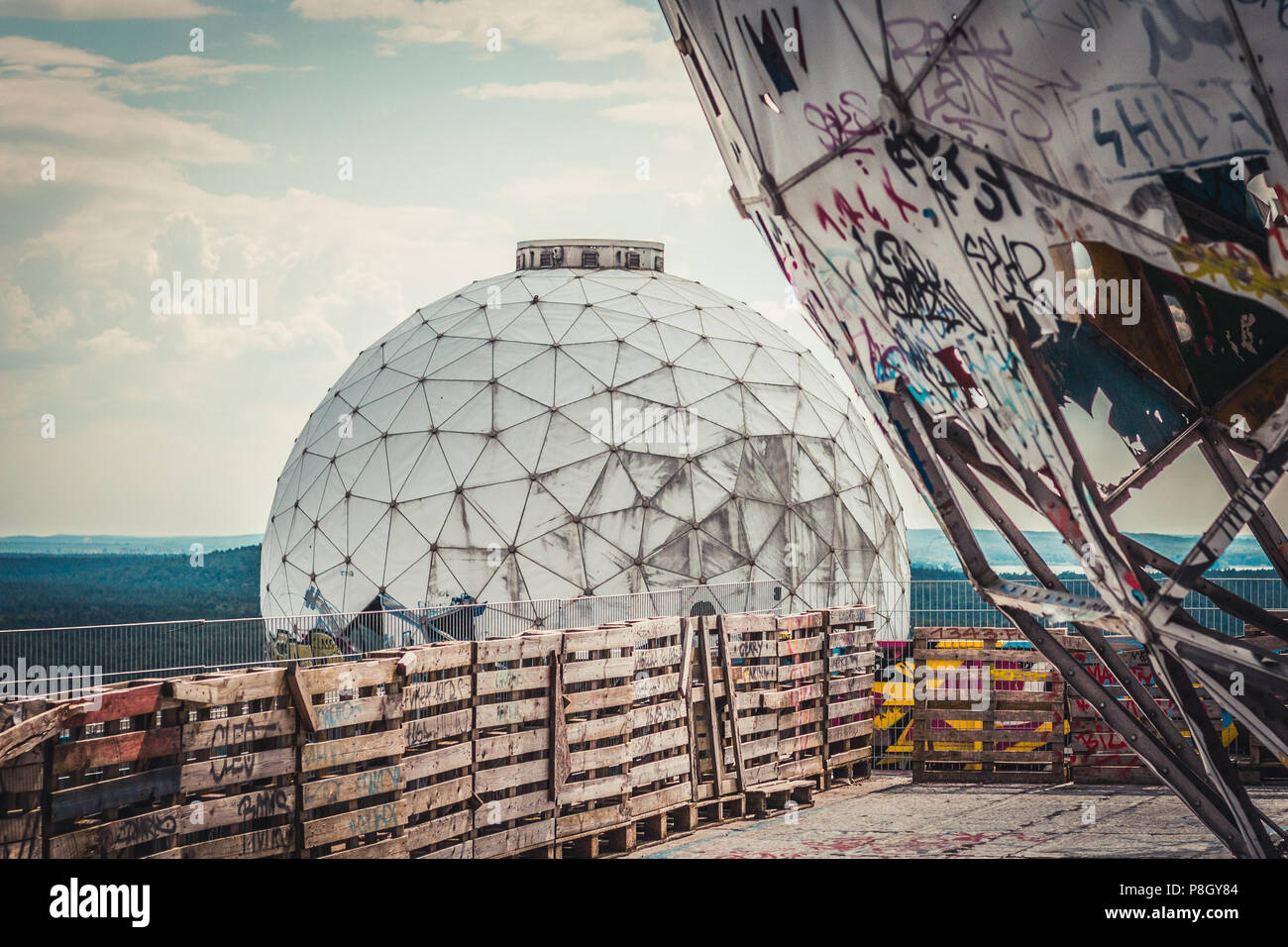 BErlin, Deutschland - Juli 2017: Radom an verlassenen NSA Field Station/listening Station auf Teufelsberg in Berlin, Deutschland Stockfoto