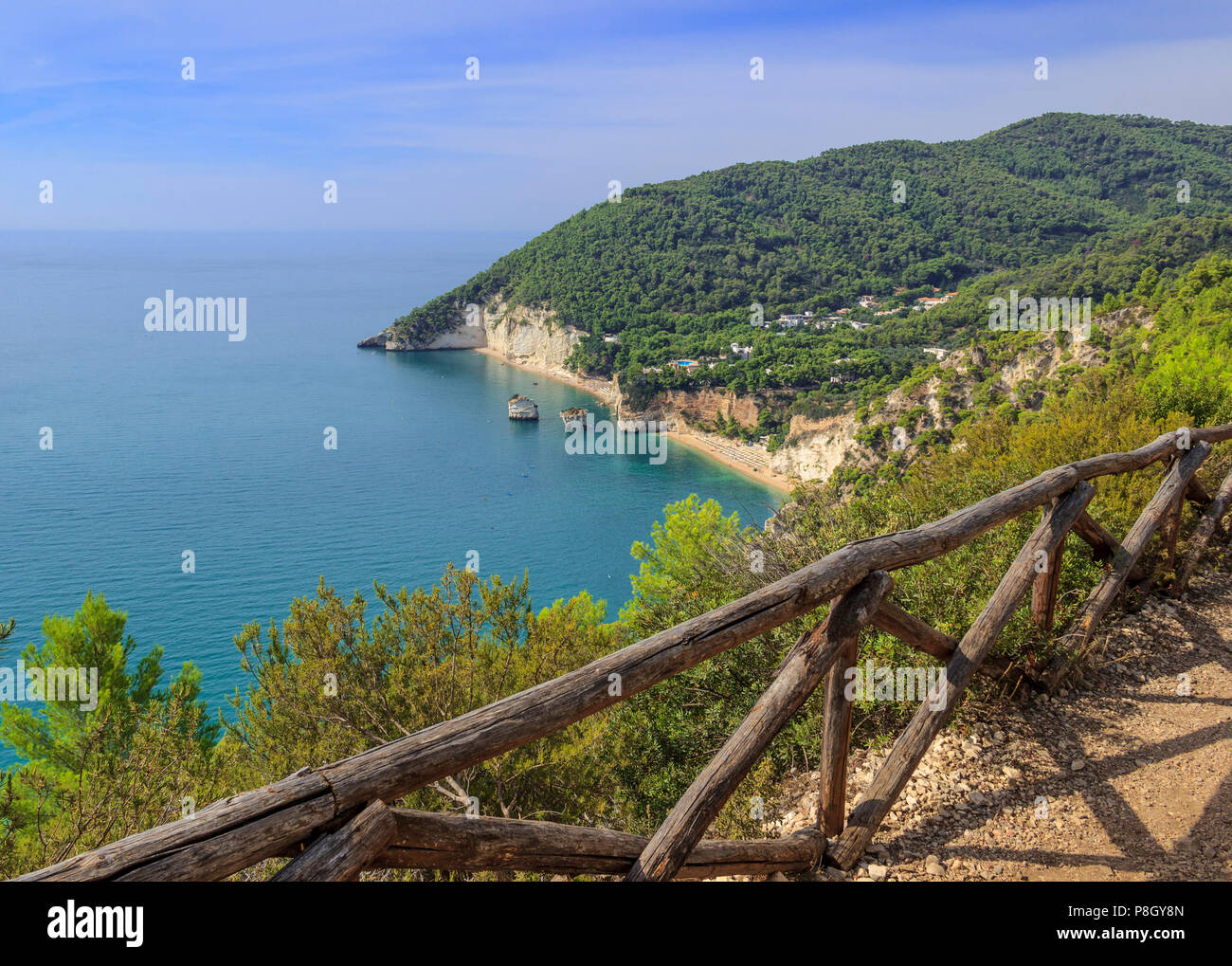 Die schönsten Küsten Italiens: zagare Bay (Apulien). Die Strände bieten eine atemberaubende Aussicht mit brigthly Weiß karstigen Felsen, smaragd-blauen Meer. Stockfoto