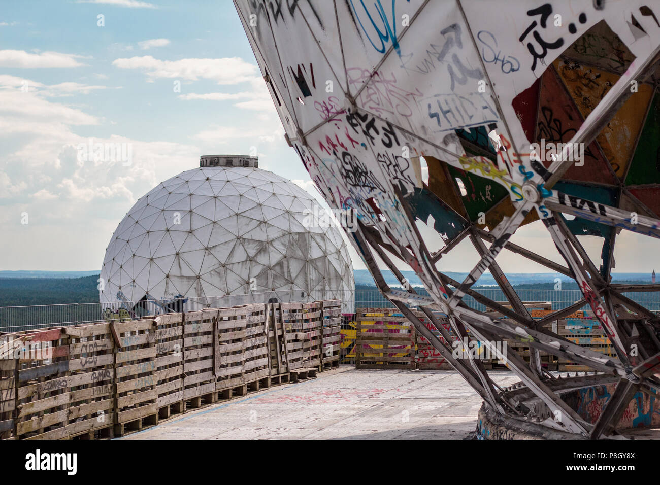 BErlin, Deutschland - Juli 2017: Radom an verlassenen NSA Field Station/listening Station auf Teufelsberg in Berlin, Deutschland Stockfoto