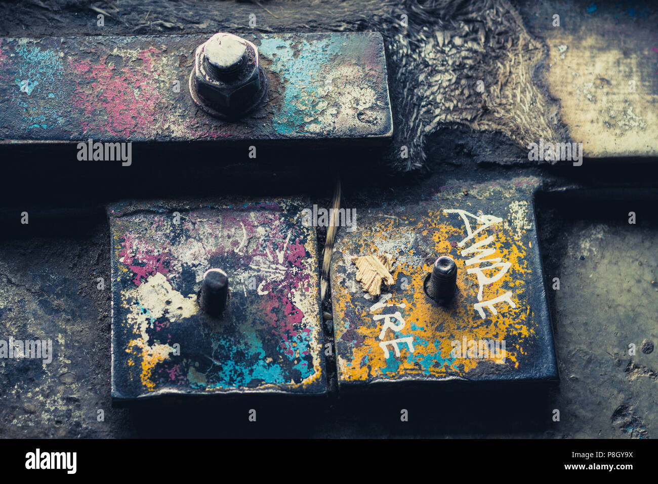 Rostige Schrauben und Metall closeup in verlassenen Fabrik Stockfoto