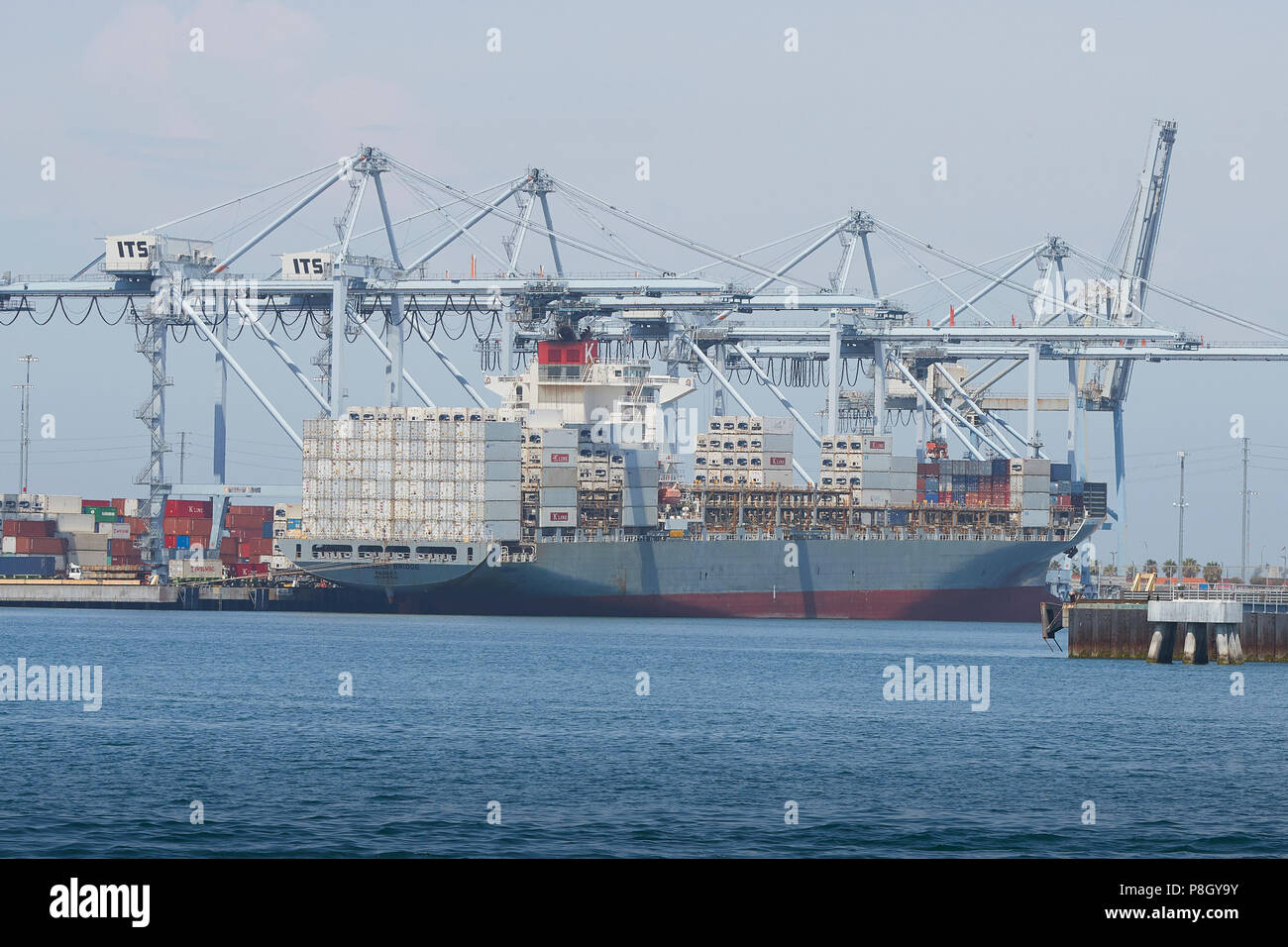 "K" Line America, Inc. Containerschiff, Brüssel, Be- und Entladen in der Long Beach Container Terminal, der Hafen von Long Beach, Kalifornien, USA Stockfoto