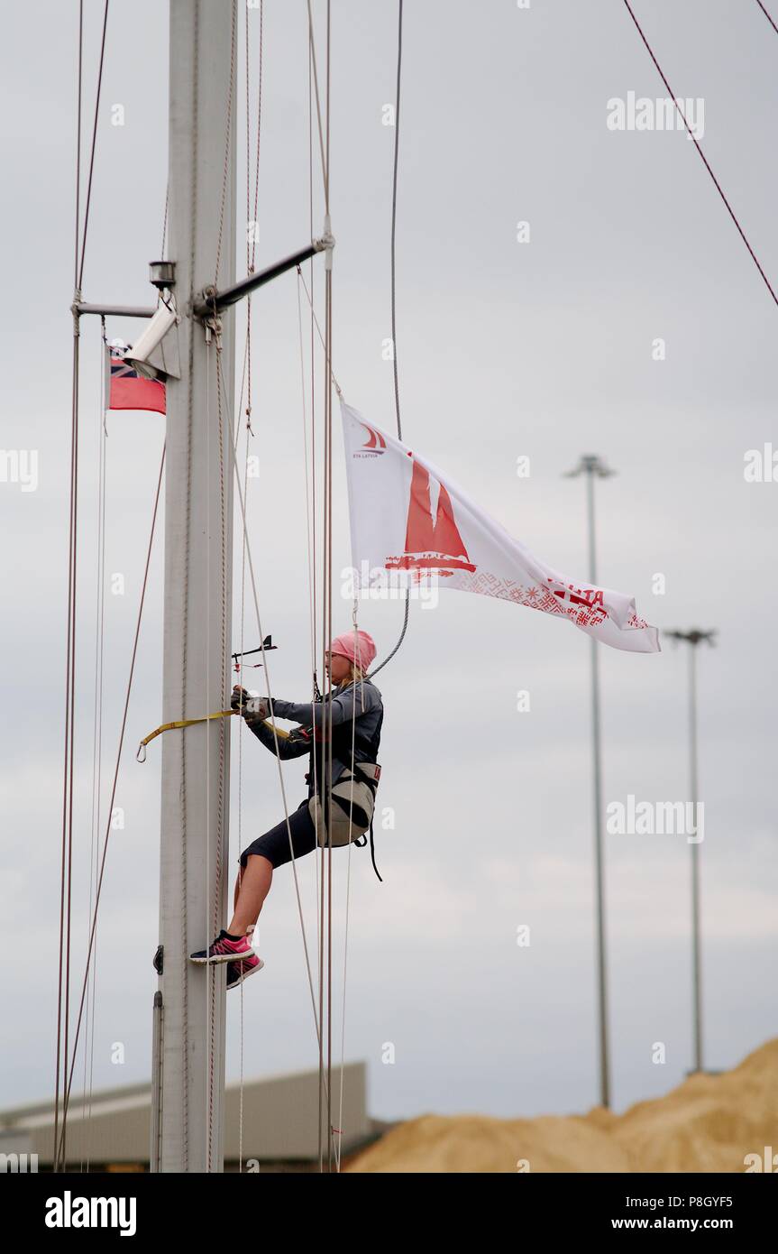 Sunderland, England, 11. Juli 2018. Ein Besatzungsmitglied klettert den Mast des Tall Ship Spaniel, ein Klasse-C-Bermuda Schaluppe, in Sunderland Port während der Tall Ships Races 2018. Credit: Colin Edwards/Alamy Leben Nachrichten. Stockfoto