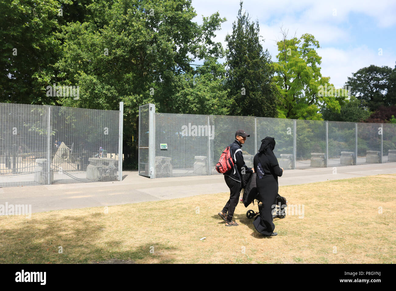 London, Großbritannien. 11. Juli 2018. Sicherheit Metall Barrieren und Zäune sind rund um die Residenz des US-Botschafters in Winfield House im Regents Park zu einem Ring aus Stahl, wo Präsident Donald Trump Gast während seines Besuchs in Großbritannien am 13. Juli Kreditkarten: Amer ghazzal/Alamy Leben Nachrichten erstellen installiert Stockfoto