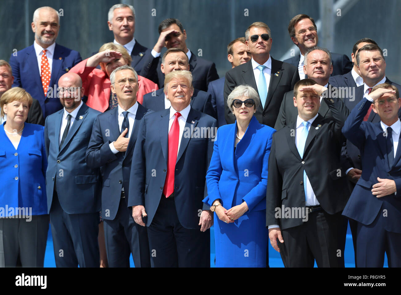 Brüssel, Belgien. 11. Juli 2018. Die Staats- und Regierungschefs beobachten ein Hubschrauber flypast während eines NATO-Gipfel in Brüssel, Belgien, 11. Juli 2018. Die Staats- und Regierungschefs der NATO versammeln sich in Brüssel für eine zweitägige Konferenz. Credit: Ihr Pingfan/Xinhua/Alamy leben Nachrichten Stockfoto