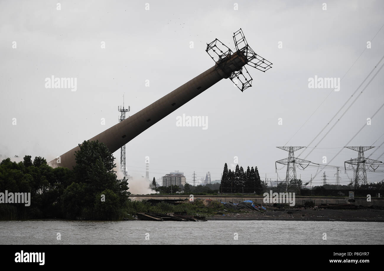 Zhenjiang, der chinesischen Provinz Jiangsu. 11. Juli 2018. Der norden Pylon der Wufengshan power-line Überfahrt auf dem Yangtze River ist ein Fluss in Zhenjiang detoniert, im Osten der chinesischen Provinz Jiangsu, 11. Juli 2018. Die beiden betonmasten der Wufengshan power-line wurden am Mittwoch zur Detonation Binnenschifffahrt von großen Schiffen auf dem Yangtze River zu erleichtern. Credit: Li Xiang/Xinhua/Alamy leben Nachrichten Stockfoto