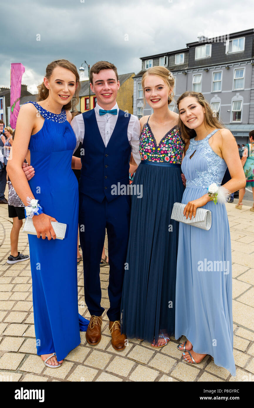 Bantry, Irland. 11. Juli 2018. Coláiste Pobail Bheanntraí Studenten Amy Harrington, Bantry; Aidan Murnane, Bantry, Ciara Shannon, Hollum und Yvonne Doyle, Kealkill, sind dargestellt, bevor auf das Rochestown Park Hotel in Cork City für ihre Debs Ball. Credit: Andy Gibson/Alamy Leben Nachrichten. Stockfoto