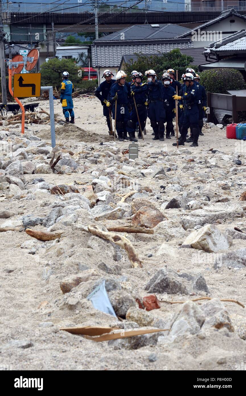 Hiroshima, Japan. 11. Juli 2018. Die rettungskräfte die Suche nach Vermissten in Kure, Hiroshima, südwestliche Japan, 11. Juli 2018. Die Zahl der Todesopfer Nach den sintflutartigen Regenfällen Rammbock westlichen Japan und zu verheerenden Überschwemmungen und tödlichen Erdrutschen erreicht 176 am Mittwoch, sagten die Behörden. Quelle: Ma Ping/Xinhua/Alamy leben Nachrichten Stockfoto