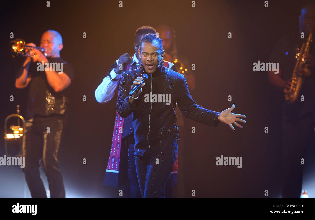 München, Deutschland. 10. Juli 2018. B. David Whitworth, Musiker des Soul und Funk Band "Earth, Wind & Fire", steht auf der Bühne im Laufe des Tollwood Sommer Festival. Foto: Karl-Josef Hildenbrand/dpa/Alamy leben Nachrichten Stockfoto