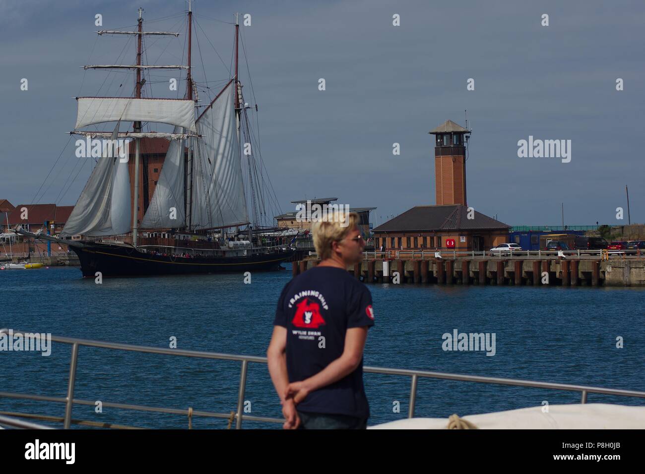 Sunderland, England, 11. Juli 2018. Ein Besatzungsmitglied des Schiffes Wylde Swan beobachten die Tall Ship Gulden Leeuw segeln in Sunderland Port während der Tall Ships Races 2018. Credit: Colin Edwards/Alamy Leben Nachrichten. Stockfoto