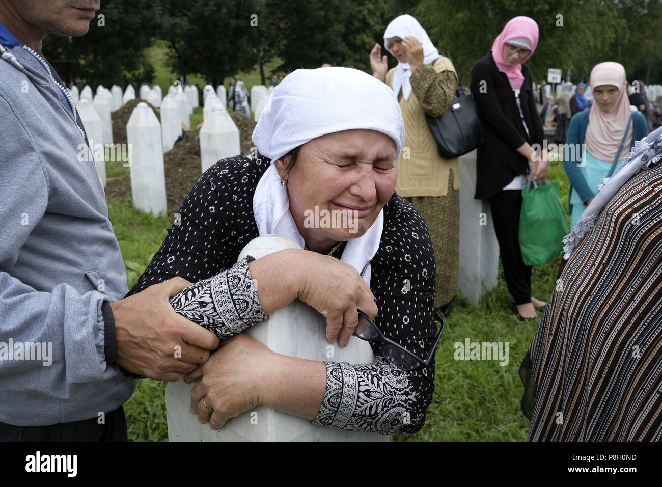 Srebrenica, Srebrenica, Bosnien. 12 Okt, 2017. Europa, Bosnien, Srebrenica, 11. Juli 2018. 23 Jahre sind vergangen, seit der Völkermord von Srebrenica das Leben von mehr als 7000 Opfer in Bosnien und Herzegowina zwischen 1992 und 1995 nahm. Dieses schreckliche Ereignis erinnert jährlich am 11. Juli, weil an diesem Tag im Jahr 1995 bosnisch-serbischen Streitkräfte, verurteilter Kriegsverbrecher General Ratko Mladic geboten, ausgeführt, mehr als 7000 Muslim-Bosniak Männer, jungen und älteren Menschen, die Sicherheit in der Region gesucht nach dem Fall von Srebrenica hatte. Darüber hinaus werden weitere 25.000 Menschen zwangsweise abgeschoben in ein U Stockfoto